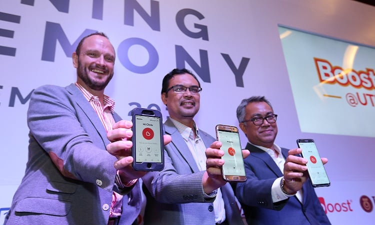 [L-R] Christopher Tiffin (CEO of Boost), Prof. Dr. Azlan Abd Rahman (Deputy Vice-Chancellor (Development), of UTM) and Idham Nawawi (Axiata Group Chief Corporate Officer) are also proud users of Boost